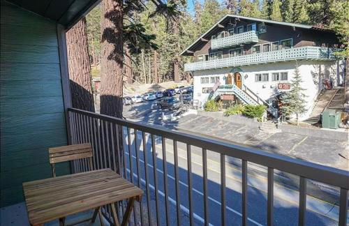 St Anton Street View 2-Bedroom Condo with full kitchen - Foto 18