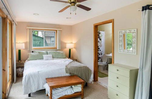 Lakefront with Lots of Light and Private Dock Access - Foto 22