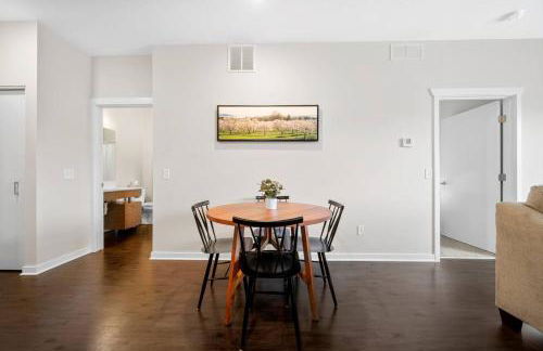 Downtown Birdseye View AC 85" TV Balcony - Photo 27