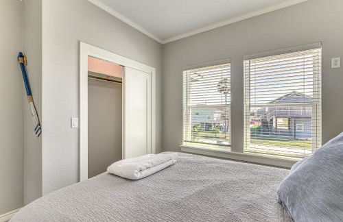 Walk to Sea Isle Beach Group Getaway with Deck! - Foto 14