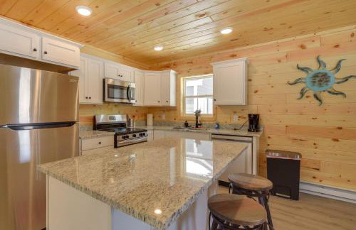 Fish, Swim, Play Voyagers Family Cabin with Yard - Foto 2