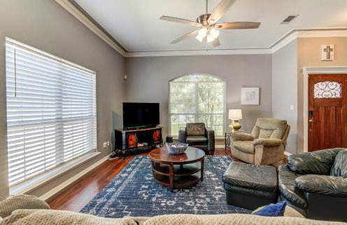 Spacious 3BR Retreat Close to Downtown & Outlets - Foto 6