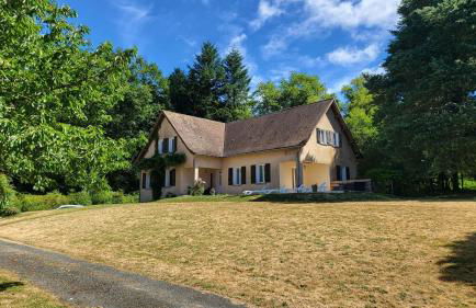 Lovely Modern 6-Bed Retreat Near 3 Swimming Lakes, Perfect for Families - Foto 2