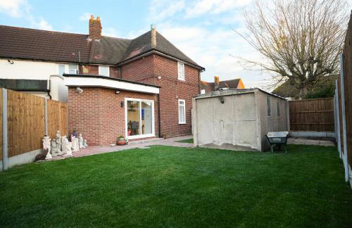 Modern 3 Bedroom House with Garden and Free Parking Long Stay Friendly - Foto 21