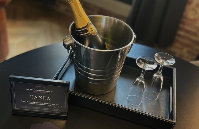 Ennéa - Jacuzzi & Luxury Suites - Foto 9