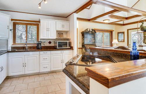 Love Lake Retreat with Hot Tub in New Richmond! - Foto 10