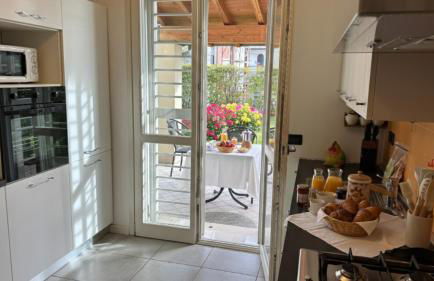 Bea's House, Restyling 2026 Sirmione with Private Garden and shared Pool DesenzanoLoft Official Partner Homes & Villas by Marriott Bonvoy - Foto 17