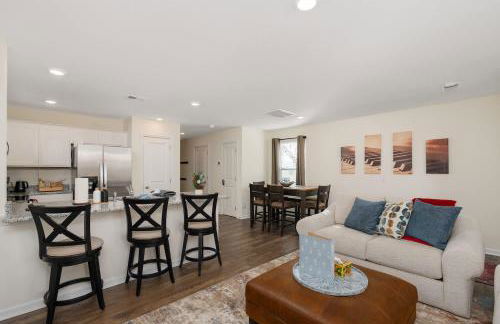 Stylish 3BR Getaway across Bristol Speedway - Foto 34