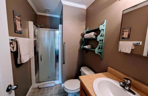 Spacious Ranch-Style Retreat with Private Deck, Nestled in Nature Near Acadia, Hancock Maine - Foto 9