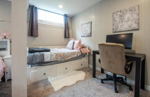 Central 2 bedroom unit with 3 beds and 3 large TVs - Photo 3