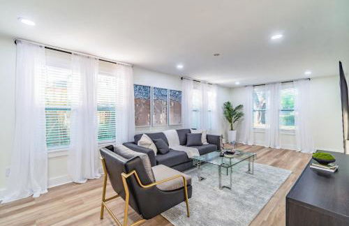 Designer Sun Filled Condo - Walk to Town - Foto 9