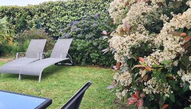EMLAVIE - Maison familiale OU Loft SPA - à 3km Futuroscope - Foto 5, Garden, sunbed, Garden view