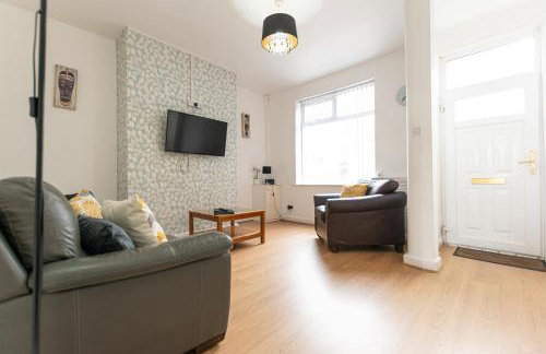 Comfy 2BR Home in Leigh Ideal for Families & Work Stays Sleeps 4 - Photo 1