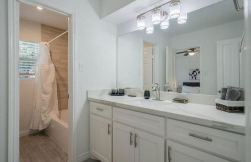 Bright and Spacious Home for w Pool -over 30 Nights- - Foto 40