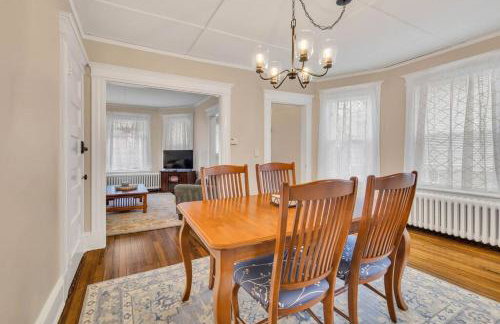 Classic West Hartford Center Apartment - Foto 21