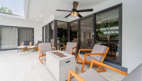 Resort Style Backyard Heated Pool Hot Tub Fire Pit - Foto 4