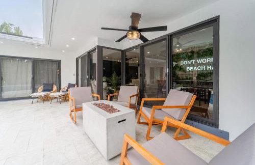 Resort Style Backyard Heated Pool Hot Tub Fire Pit - Foto 4