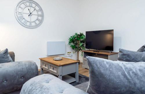 Spacious Home near Heathrow & Windsor with Parking - Photo 2