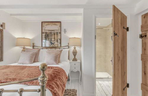 Hiron's Piece and Honeysuckle Cottage - with Hot Tub - Photo 57