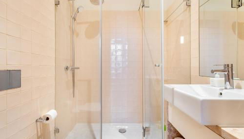 WHome Modern Comfort in Old Lisbon - Photo 4, Shower