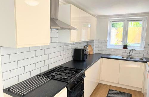 New Spacious 4 Bedrooms 5 Beds House Sleeps 8! - Foto 45