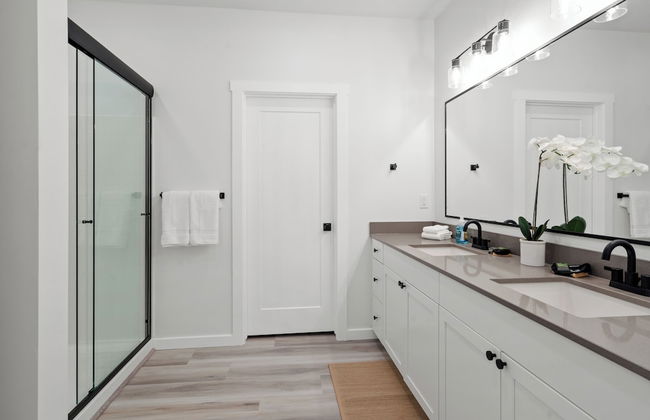 Touch of Class Stunning 5 Bdr! - Photo 31