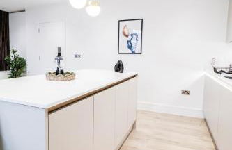 The Abbey Apartment - 1BR Apt with Dedicated Workspace, Fast Wifi & Stylish Kitchen Island & Free Secure Underground Parking - Foto 5