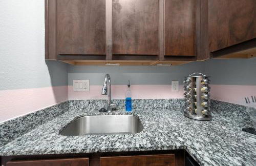 Chic & Cozy 1BR Apt with Free Parking & King Bed - Foto 8