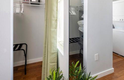 OTR, QUEEN Bed, 50in TV, Workspace, Near Lightrail - Foto 15