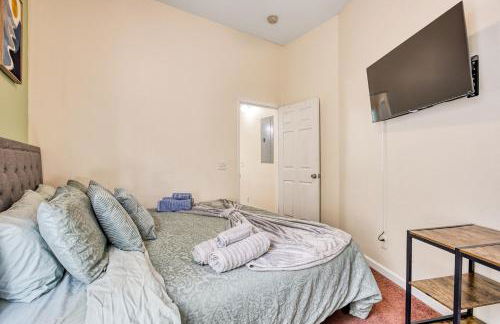 Prime Location - Stylish 2BR Minutes to Downtown - Foto 14