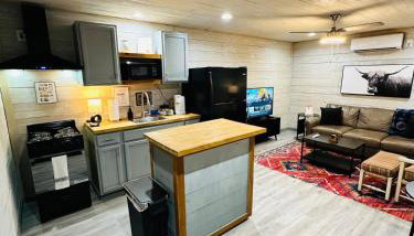 High Noon Hideout Tiny Home in Springtown TX - Foto 1, stove