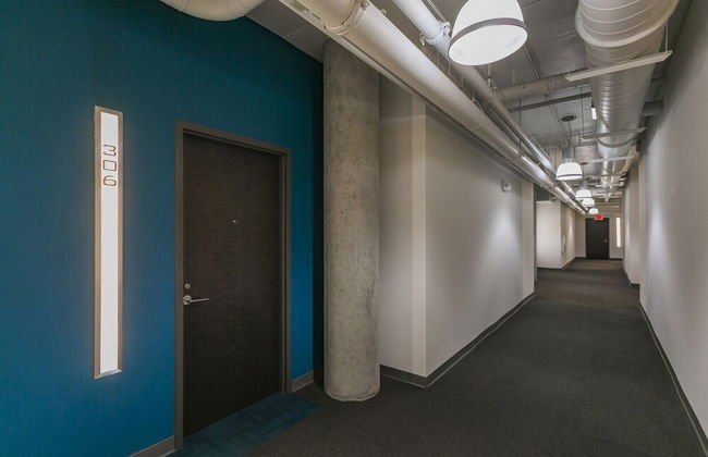 Mid Century Modern Downtown Condo | 30+ Night Min - Foto 35