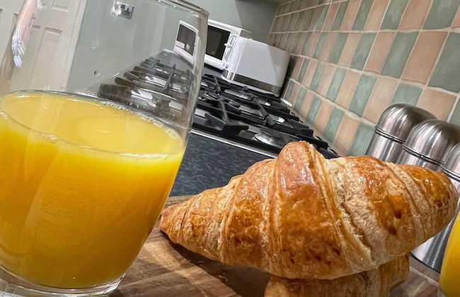 Lovely 3 Bedroom Apartment In Newcastle Upon Tyne With Free Parking - Photo 26