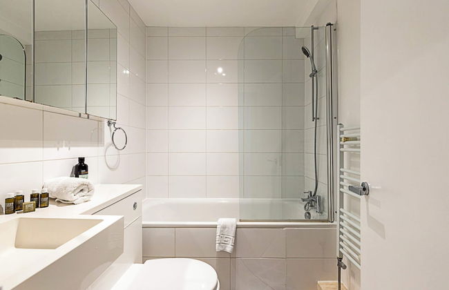 Charming Kensington Apartment - Photo 14