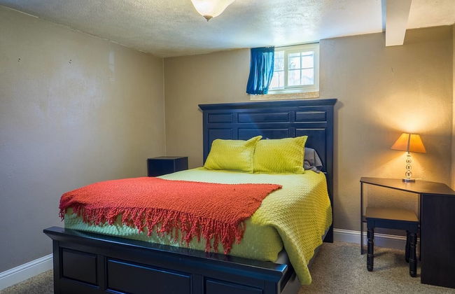 The Retro Escape City Park Hot Tub & Movie Theater - Foto 3