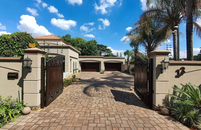 Or Tambo Airport Holiday Home - Photo 59