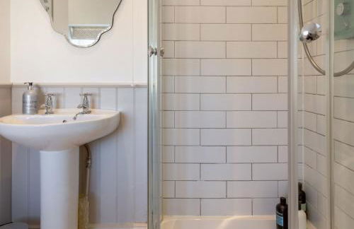 Jasmine Cottage - 2 Bedroom in Heart of Bourton! - Photo 8