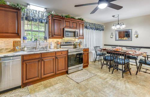 Enchanting Creekside Cottage with Hot Tub - Foto 6