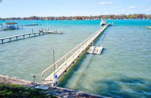 Newer Cottage on the Lake, ample space for boats - Foto 3