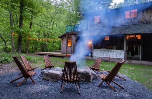 Chic Catskills Cabin with Hot Tub and Fire Pit - Foto 40