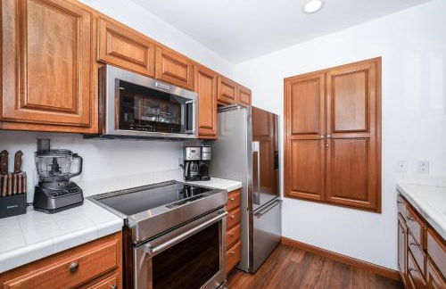 10-Star Property! Premium Ocean Views, Immaculate Corner Condo with Fireplace, New Golf Cart - Foto 15