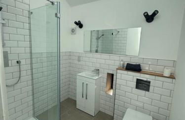 The Hayloft, Modern 4 Bed, 8 person, Barn Conversion in a Rural Location with Great Access & Hot Tub - Foto 7