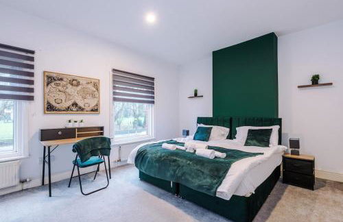 4 Bedroom House in Walkden with Free Parking, by Short Term Digs Short Lets & Serviced Accommodation - Foto 44