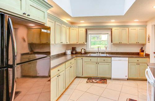 Relax Fireside! Frankfort Apt Near Dtwn and Beaches - Photo 11