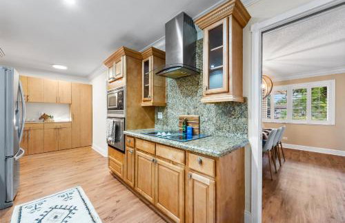 Centrally Located 4BD Oasis with Pool & Movie Patio - Foto 24