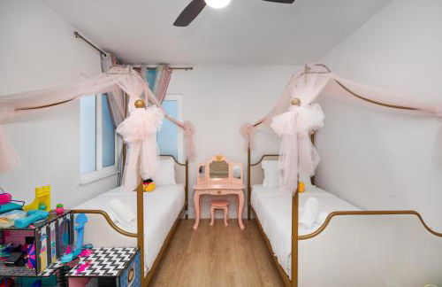 NEW Lux 5BR Villa Near Disney, Knotts, LA, OC with Hot Tub & Games - Photo 78