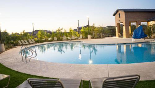 Spacious 3BR Home - Pool, Playground, EV Station L2, Near Freeway, Free Parking - Foto 1