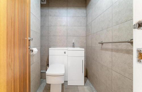 Luxurious Relaxing 6 Bed House for great comfort - Photo 26