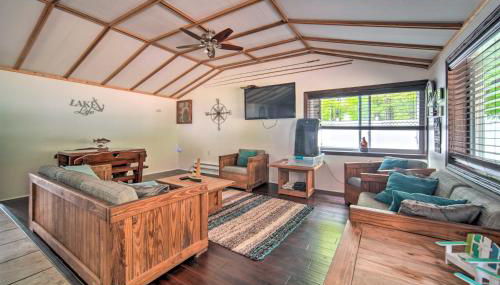 Jamestown Retreat with Hot Tub - Walk to Lake! - Foto 4