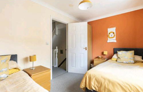 Modern 3 bedroom home *EVcharging* Garden, Parking - Photo 8